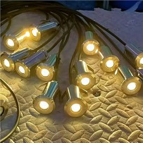 Soilsiú Deic Allamuigh faoi stiúir Voltage Íseal